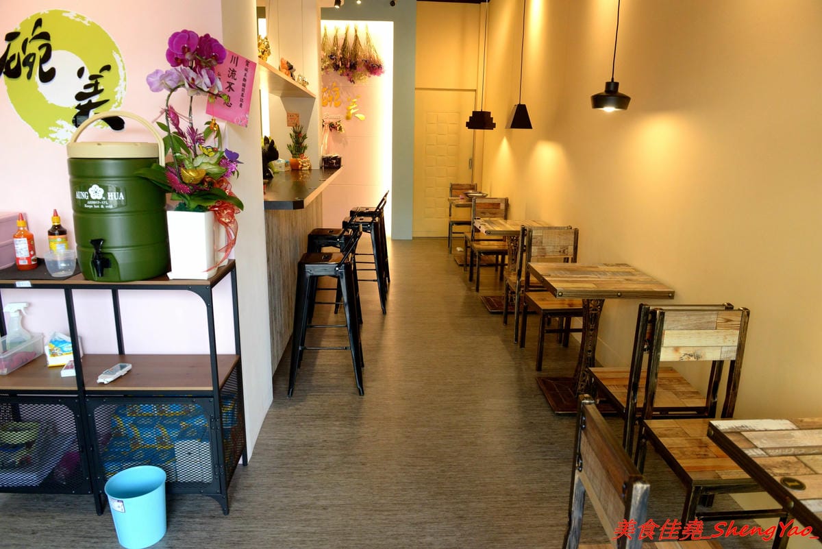 [台中沙鹿]碗美麵舖 – 沙鹿新開的裝潢美美麵店,拍照打卡很不錯的地方,麵食口味特殊很有新意,份量不少,價位親民,大推加料6隻天使紅蝦的豪華版,吃完很有滿足感。(已歇業)