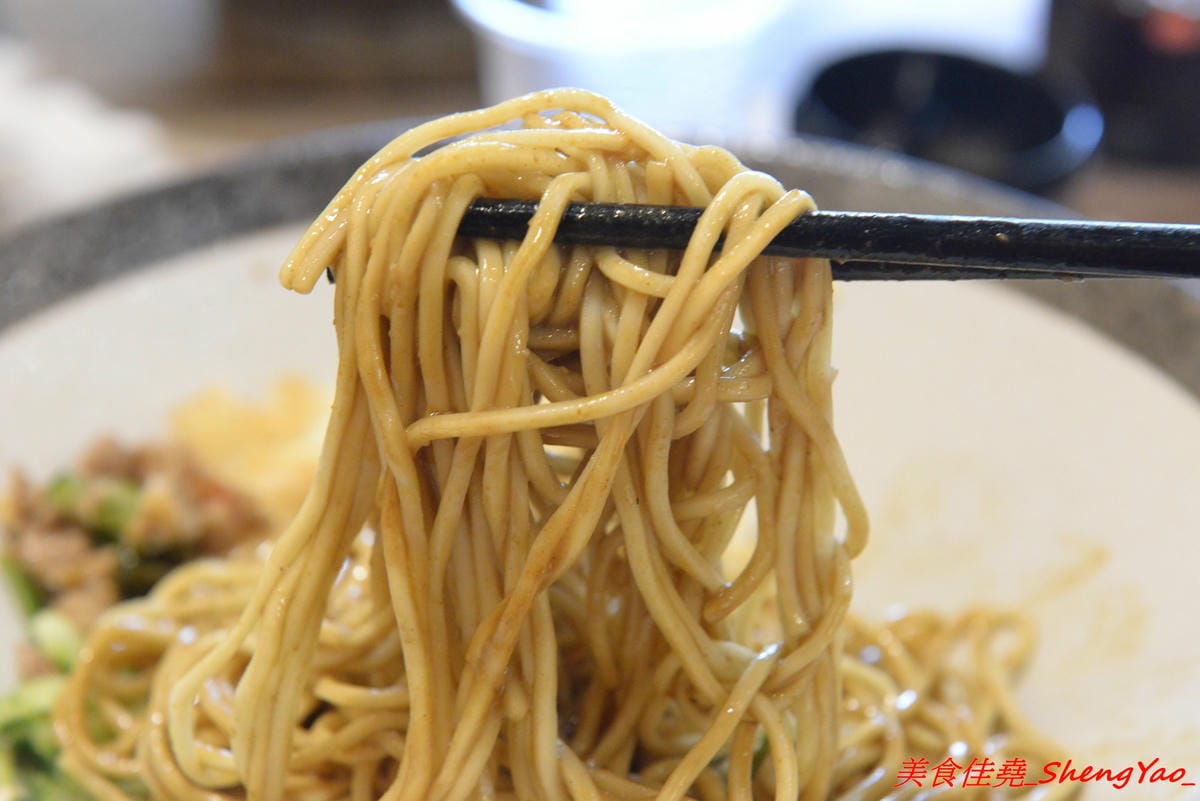 [台中沙鹿]碗美麵舖 – 沙鹿新開的裝潢美美麵店,拍照打卡很不錯的地方,麵食口味特殊很有新意,份量不少,價位親民,大推加料6隻天使紅蝦的豪華版,吃完很有滿足感。(已歇業)