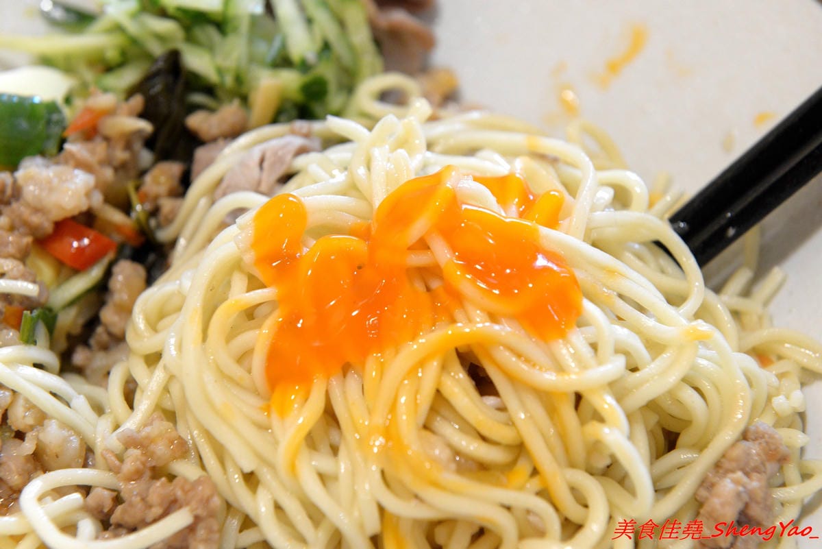 [台中沙鹿]碗美麵舖 – 沙鹿新開的裝潢美美麵店,拍照打卡很不錯的地方,麵食口味特殊很有新意,份量不少,價位親民,大推加料6隻天使紅蝦的豪華版,吃完很有滿足感。(已歇業)