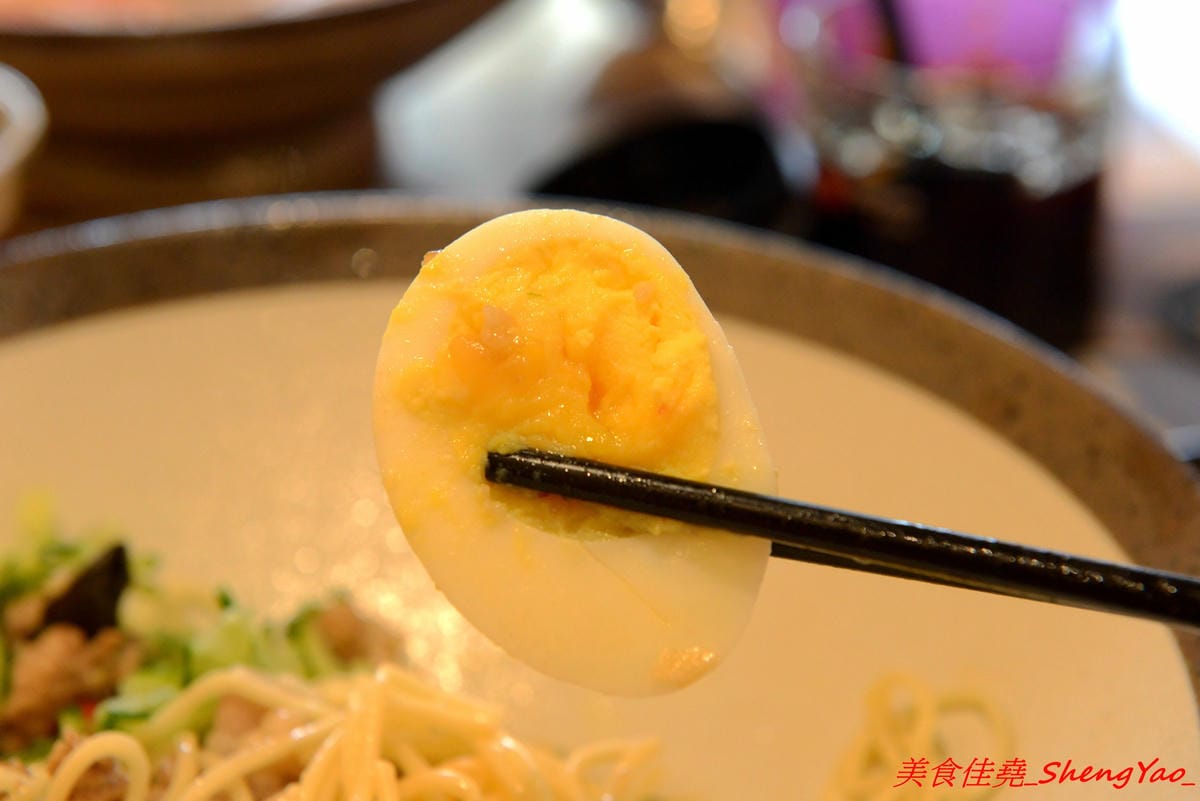 [台中沙鹿]碗美麵舖 – 沙鹿新開的裝潢美美麵店,拍照打卡很不錯的地方,麵食口味特殊很有新意,份量不少,價位親民,大推加料6隻天使紅蝦的豪華版,吃完很有滿足感。(已歇業)