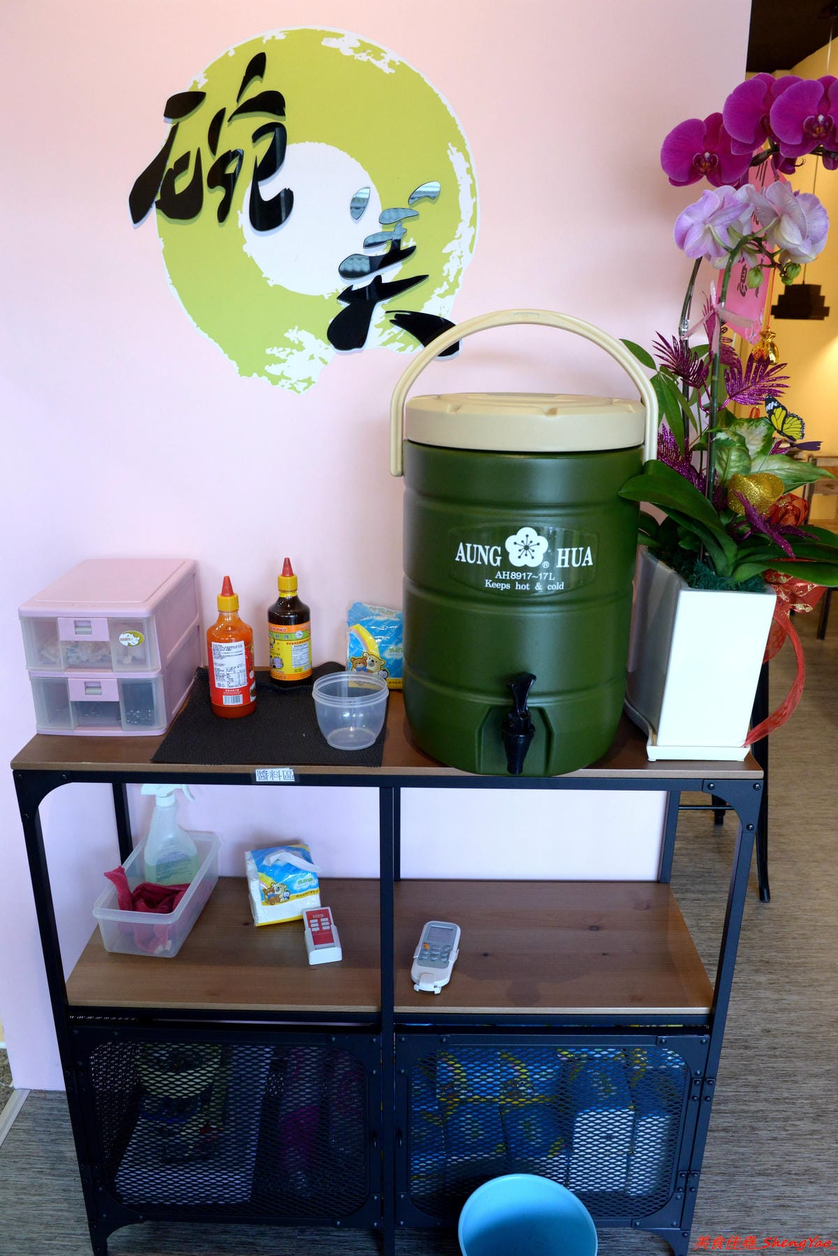 [台中沙鹿]碗美麵舖 – 沙鹿新開的裝潢美美麵店,拍照打卡很不錯的地方,麵食口味特殊很有新意,份量不少,價位親民,大推加料6隻天使紅蝦的豪華版,吃完很有滿足感。(已歇業)