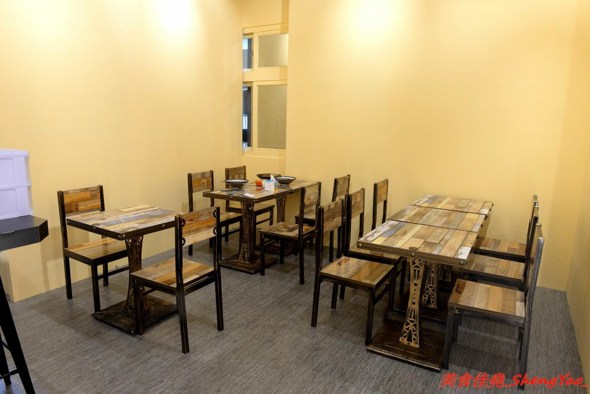 [台中沙鹿]碗美麵舖 – 沙鹿新開的裝潢美美麵店,拍照打卡很不錯的地方,麵食口味特殊很有新意,份量不少,價位親民,大推加料6隻天使紅蝦的豪華版,吃完很有滿足感。(已歇業)