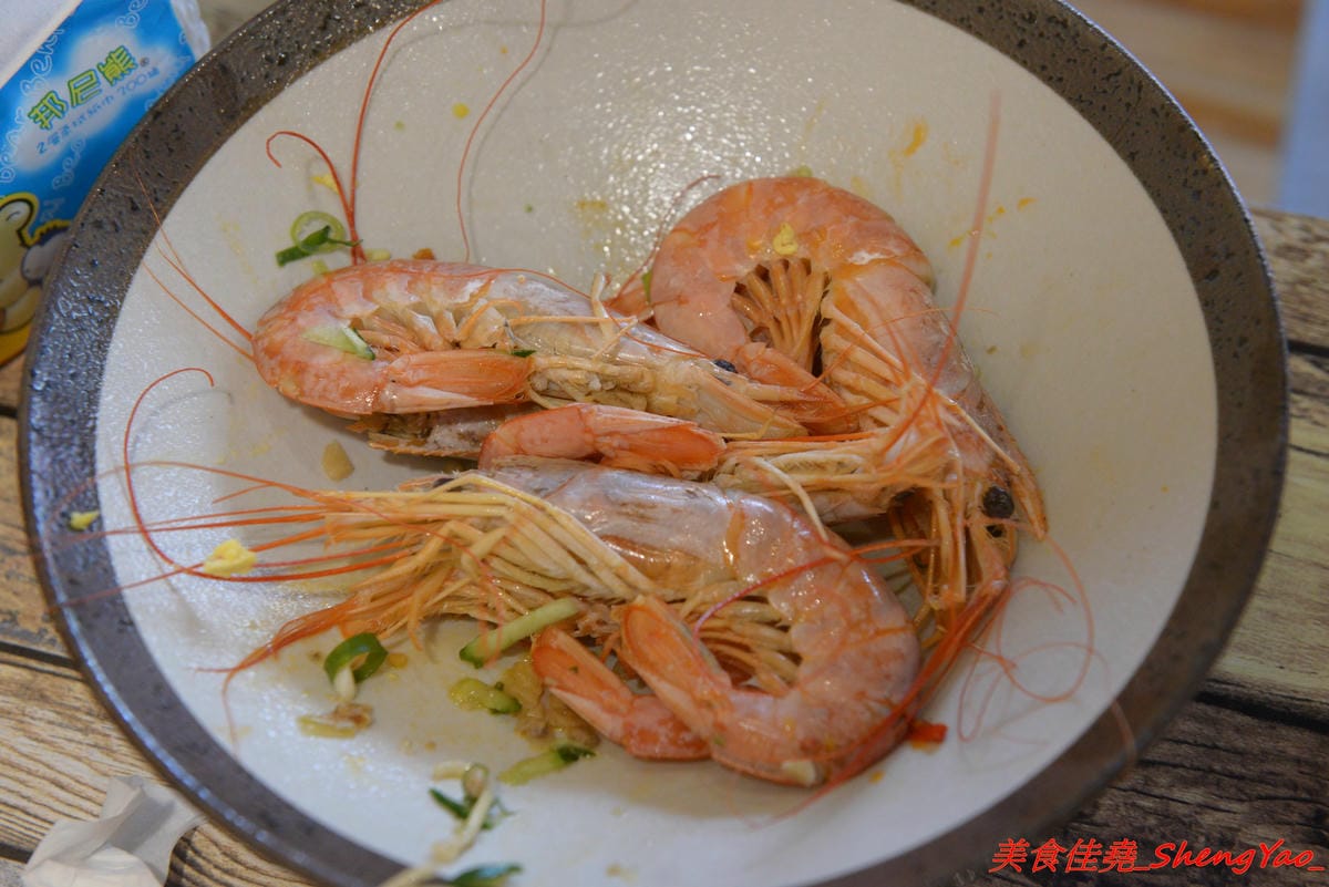 [台中沙鹿]碗美麵舖 – 沙鹿新開的裝潢美美麵店,拍照打卡很不錯的地方,麵食口味特殊很有新意,份量不少,價位親民,大推加料6隻天使紅蝦的豪華版,吃完很有滿足感。(已歇業)