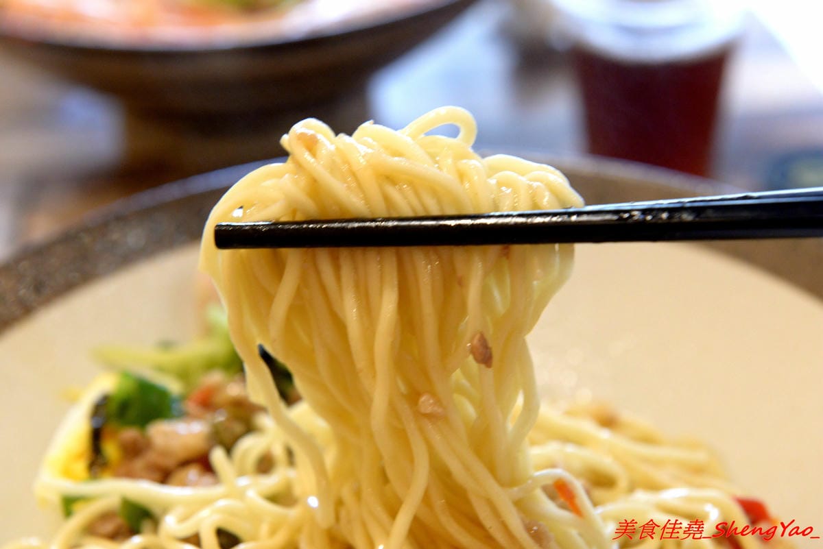 [台中沙鹿]碗美麵舖 – 沙鹿新開的裝潢美美麵店,拍照打卡很不錯的地方,麵食口味特殊很有新意,份量不少,價位親民,大推加料6隻天使紅蝦的豪華版,吃完很有滿足感。(已歇業)