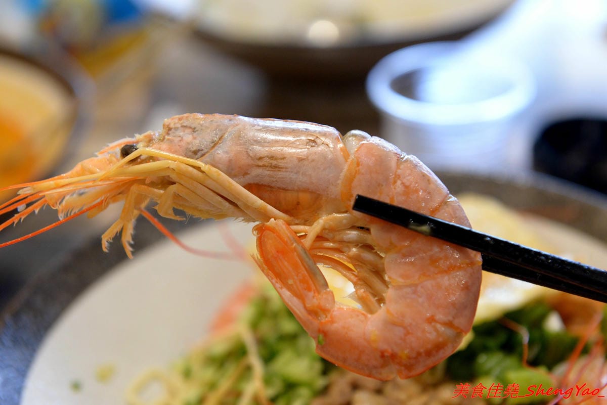 [台中沙鹿]碗美麵舖 – 沙鹿新開的裝潢美美麵店,拍照打卡很不錯的地方,麵食口味特殊很有新意,份量不少,價位親民,大推加料6隻天使紅蝦的豪華版,吃完很有滿足感。(已歇業)