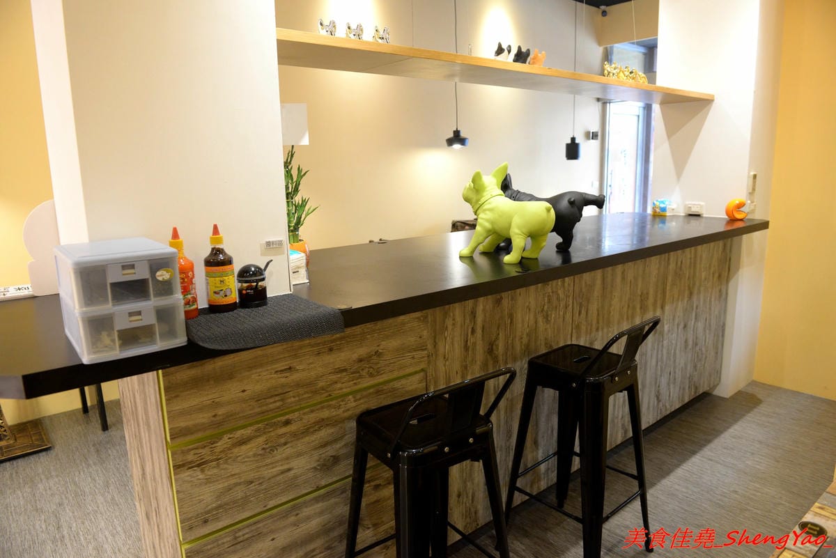 [台中沙鹿]碗美麵舖 – 沙鹿新開的裝潢美美麵店,拍照打卡很不錯的地方,麵食口味特殊很有新意,份量不少,價位親民,大推加料6隻天使紅蝦的豪華版,吃完很有滿足感。(已歇業)