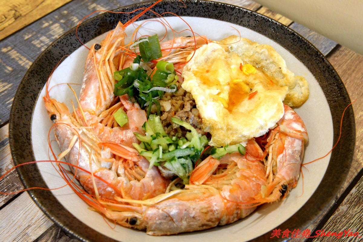 [台中沙鹿]碗美麵舖 – 沙鹿新開的裝潢美美麵店,拍照打卡很不錯的地方,麵食口味特殊很有新意,份量不少,價位親民,大推加料6隻天使紅蝦的豪華版,吃完很有滿足感。(已歇業)