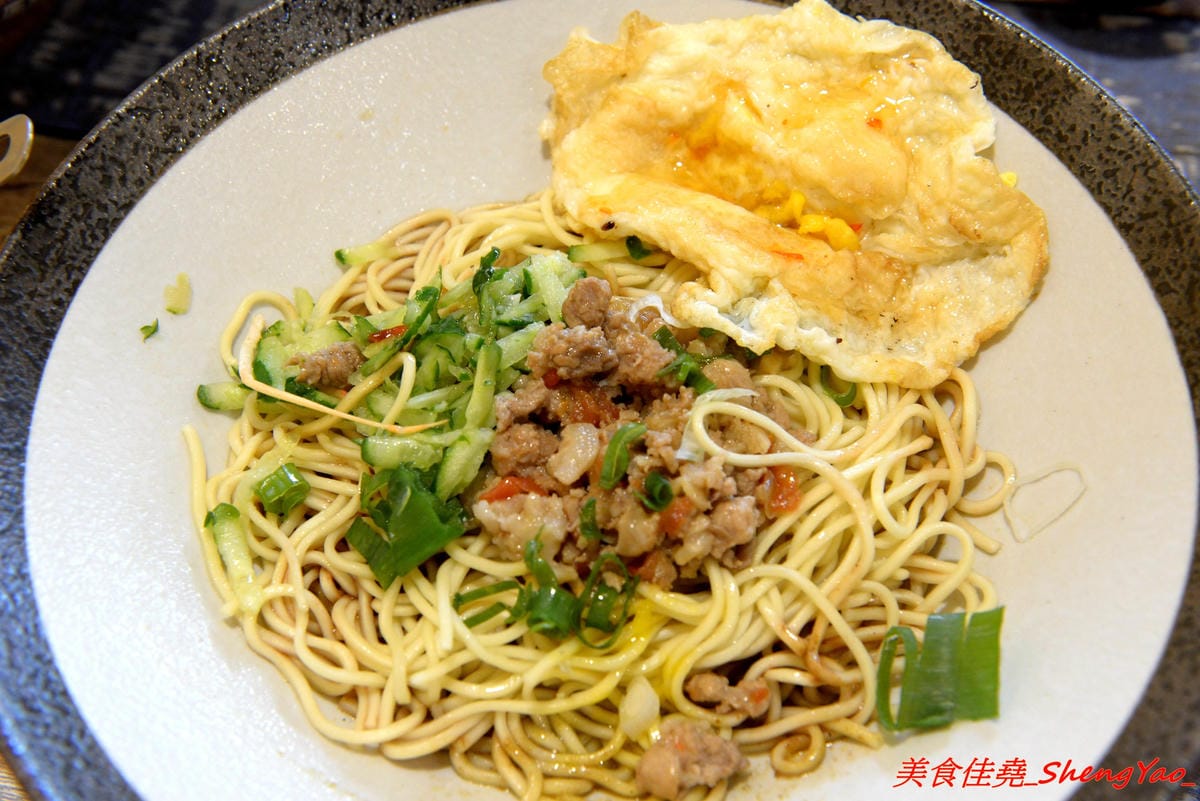 [台中沙鹿]碗美麵舖 – 沙鹿新開的裝潢美美麵店,拍照打卡很不錯的地方,麵食口味特殊很有新意,份量不少,價位親民,大推加料6隻天使紅蝦的豪華版,吃完很有滿足感。(已歇業)