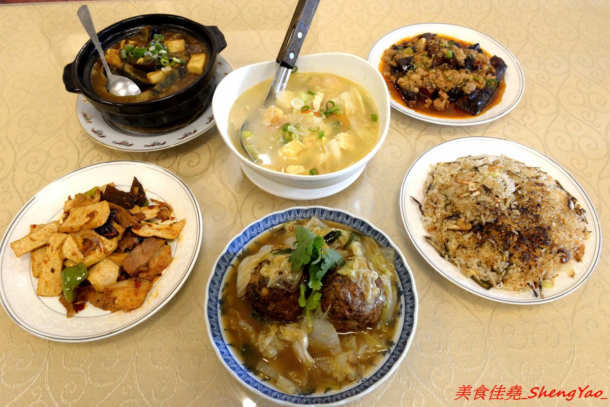 [台中沙鹿]小成都眷村私房菜 – 沙鹿新開的眷村菜餐館,四川人老闆的好手藝,菜色種類多達百種,東西好吃,口味具特色,份量足夠、價位不貴,鹿鳴公園對面。