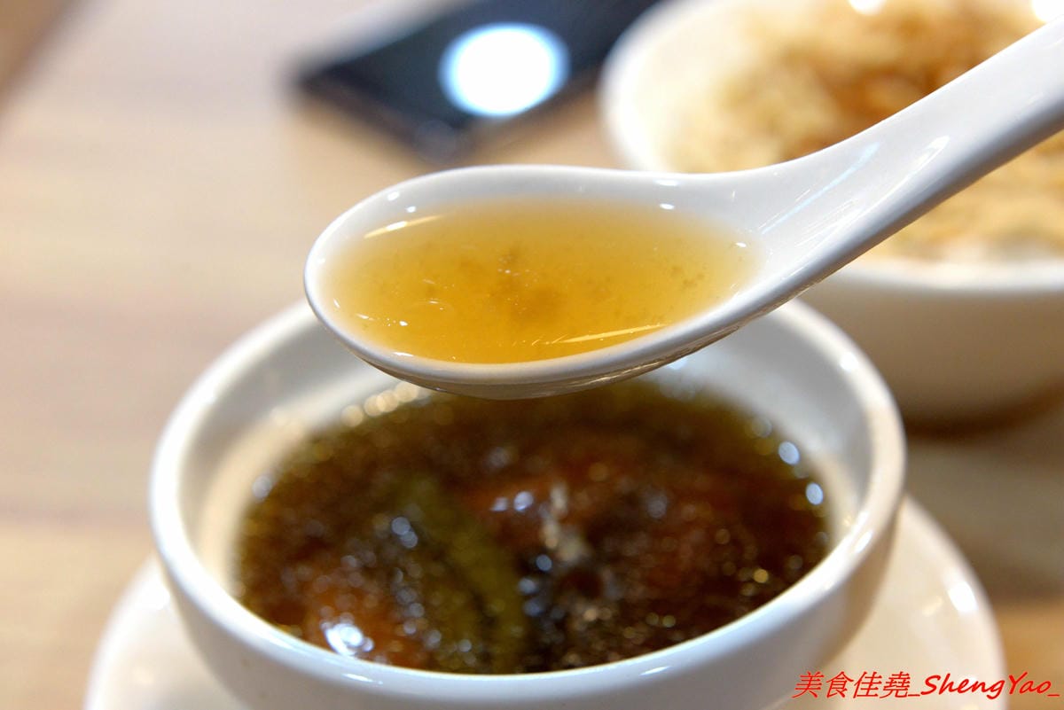 [台中西屯]鬍鬚張魯肉飯 台中J-MALL店 – 賣了將近一甲子的鬍鬚張來台中展店了,用餐環境舒適、服務生親切有禮,招牌魯肉飯還不錯吃,整體價位真的不便宜,目前慶開幕4/25-5/9有特價,想吃的朋友要