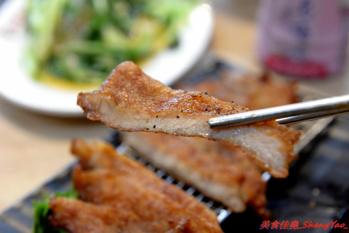 [台中西屯]鬍鬚張魯肉飯 台中J-MALL店 – 賣了將近一甲子的鬍鬚張來台中展店了,用餐環境舒適、服務生親切有禮,招牌魯肉飯還不錯吃,整體價位真的不便宜,目前慶開幕4/25-5/9有特價,想吃的朋友要