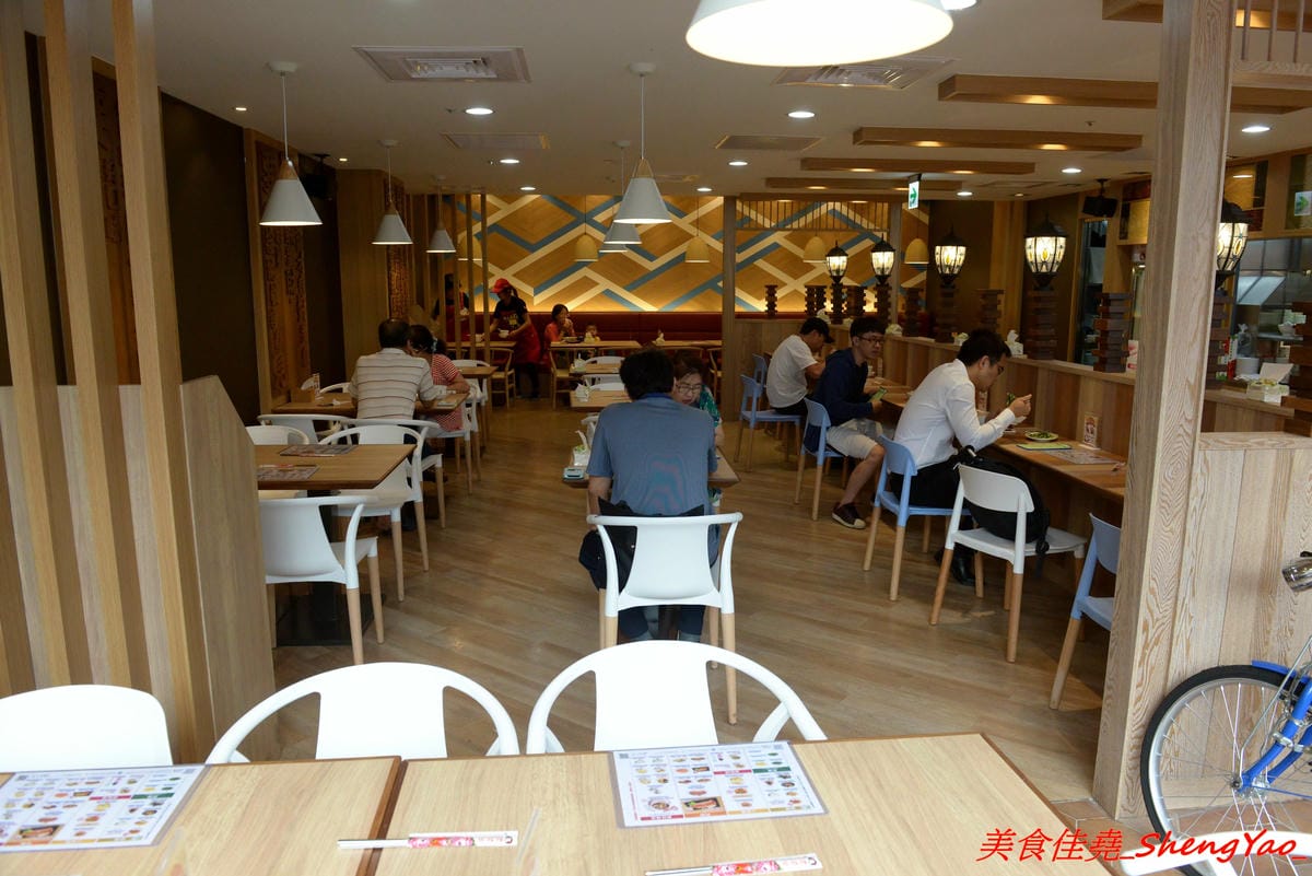 [台中西屯]鬍鬚張魯肉飯 台中J-MALL店 – 賣了將近一甲子的鬍鬚張來台中展店了,用餐環境舒適、服務生親切有禮,招牌魯肉飯還不錯吃,整體價位真的不便宜,目前慶開幕4/25-5/9有特價,想吃的朋友要
