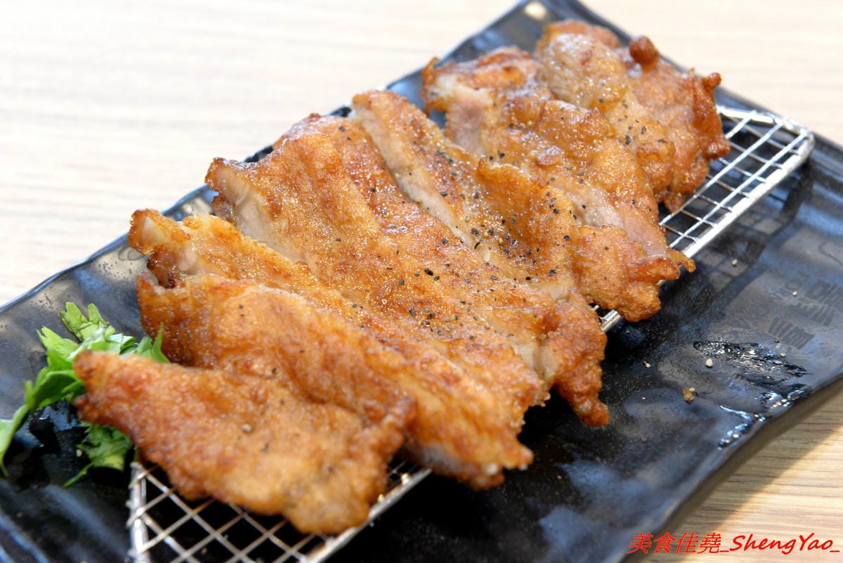 [台中西屯]鬍鬚張魯肉飯 台中J-MALL店 – 賣了將近一甲子的鬍鬚張來台中展店了,用餐環境舒適、服務生親切有禮,招牌魯肉飯還不錯吃,整體價位真的不便宜,目前慶開幕4/25-5/9有特價,想吃的朋友要
