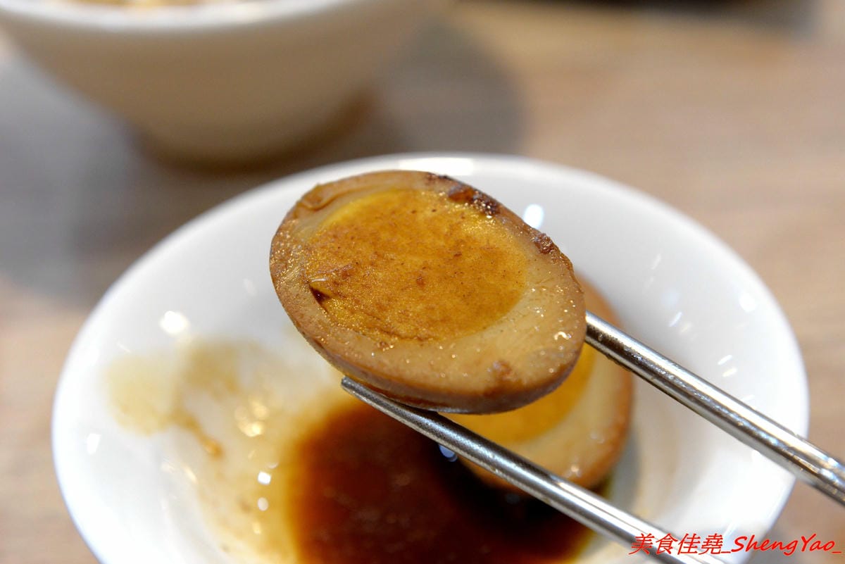[台中西屯]鬍鬚張魯肉飯 台中J-MALL店 – 賣了將近一甲子的鬍鬚張來台中展店了,用餐環境舒適、服務生親切有禮,招牌魯肉飯還不錯吃,整體價位真的不便宜,目前慶開幕4/25-5/9有特價,想吃的朋友要