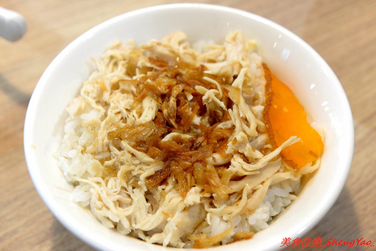 [台中西屯]鬍鬚張魯肉飯 台中J-MALL店 – 賣了將近一甲子的鬍鬚張來台中展店了,用餐環境舒適、服務生親切有禮,招牌魯肉飯還不錯吃,整體價位真的不便宜,目前慶開幕4/25-5/9有特價,想吃的朋友要