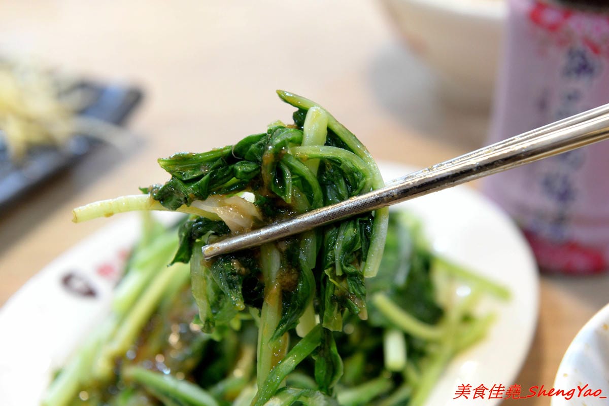 [台中西屯]鬍鬚張魯肉飯 台中J-MALL店 – 賣了將近一甲子的鬍鬚張來台中展店了,用餐環境舒適、服務生親切有禮,招牌魯肉飯還不錯吃,整體價位真的不便宜,目前慶開幕4/25-5/9有特價,想吃的朋友要