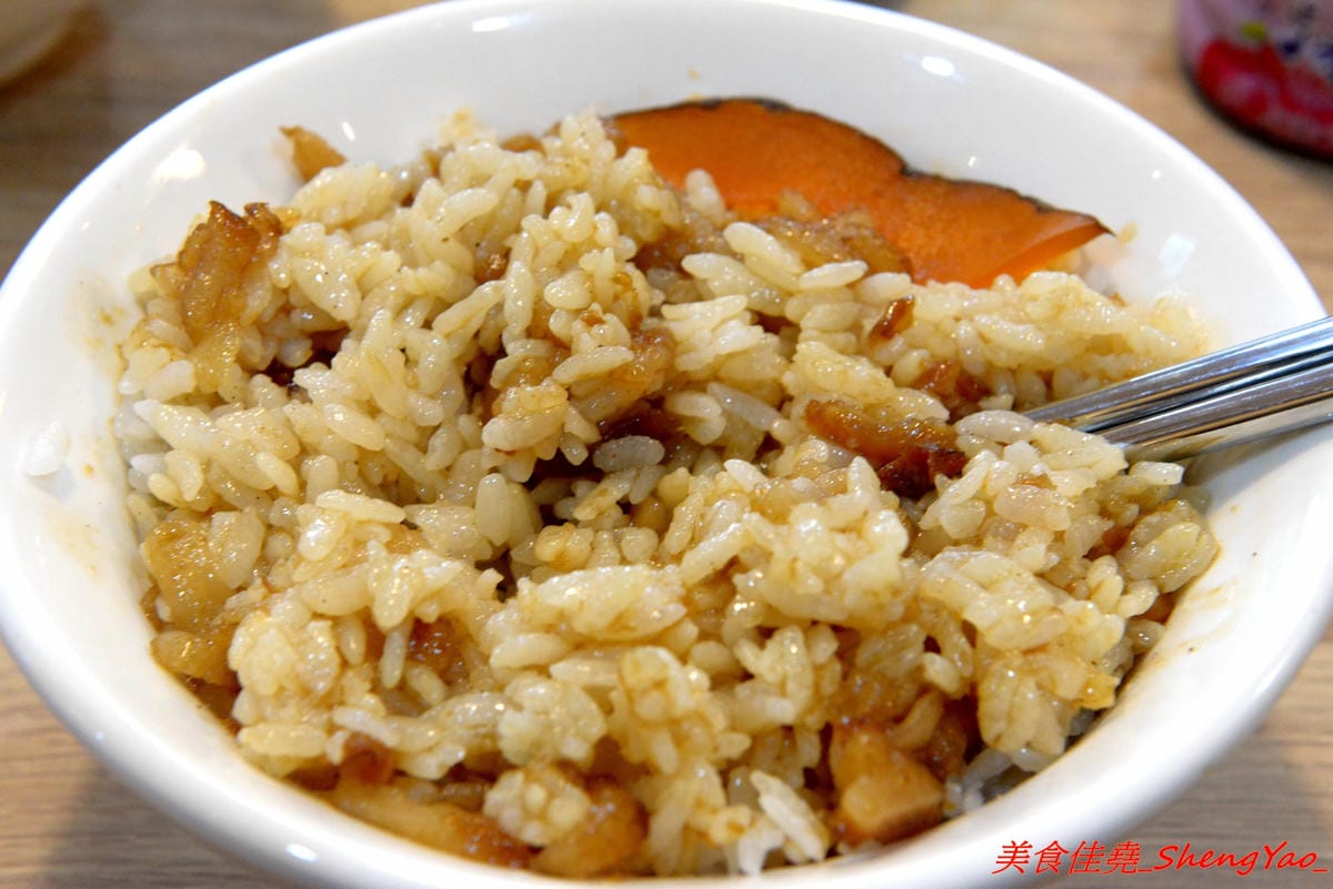 [台中西屯]鬍鬚張魯肉飯 台中J-MALL店 – 賣了將近一甲子的鬍鬚張來台中展店了,用餐環境舒適、服務生親切有禮,招牌魯肉飯還不錯吃,整體價位真的不便宜,目前慶開幕4/25-5/9有特價,想吃的朋友要