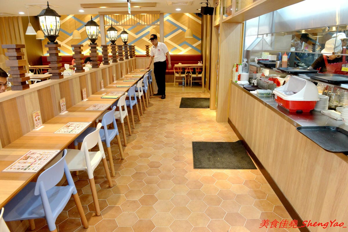 [台中西屯]鬍鬚張魯肉飯 台中J-MALL店 – 賣了將近一甲子的鬍鬚張來台中展店了,用餐環境舒適、服務生親切有禮,招牌魯肉飯還不錯吃,整體價位真的不便宜,目前慶開幕4/25-5/9有特價,想吃的朋友要