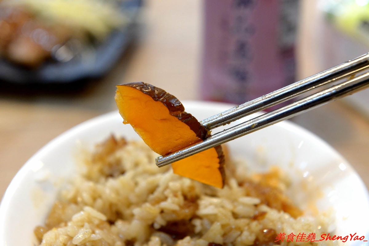 [台中西屯]鬍鬚張魯肉飯 台中J-MALL店 – 賣了將近一甲子的鬍鬚張來台中展店了,用餐環境舒適、服務生親切有禮,招牌魯肉飯還不錯吃,整體價位真的不便宜,目前慶開幕4/25-5/9有特價,想吃的朋友要