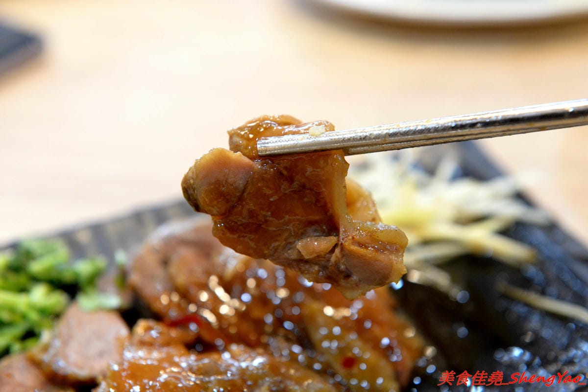 [台中西屯]鬍鬚張魯肉飯 台中J-MALL店 – 賣了將近一甲子的鬍鬚張來台中展店了,用餐環境舒適、服務生親切有禮,招牌魯肉飯還不錯吃,整體價位真的不便宜,目前慶開幕4/25-5/9有特價,想吃的朋友要