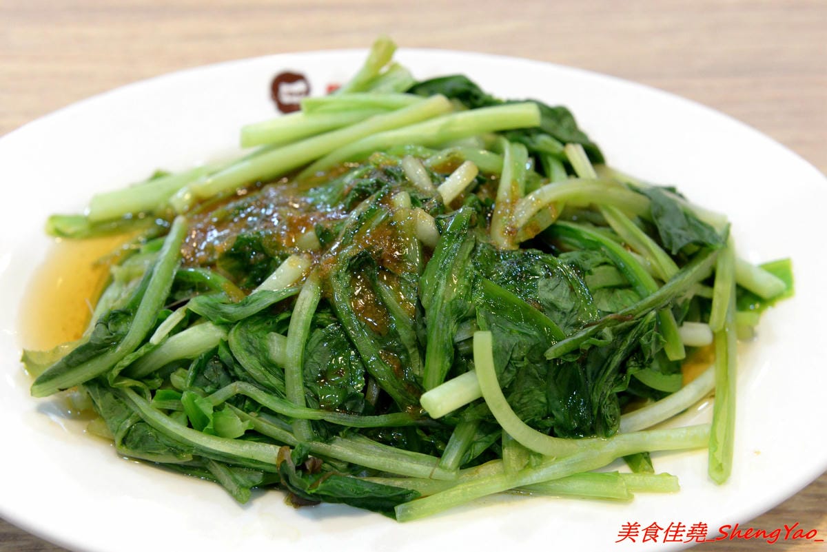 [台中西屯]鬍鬚張魯肉飯 台中J-MALL店 – 賣了將近一甲子的鬍鬚張來台中展店了,用餐環境舒適、服務生親切有禮,招牌魯肉飯還不錯吃,整體價位真的不便宜,目前慶開幕4/25-5/9有特價,想吃的朋友要