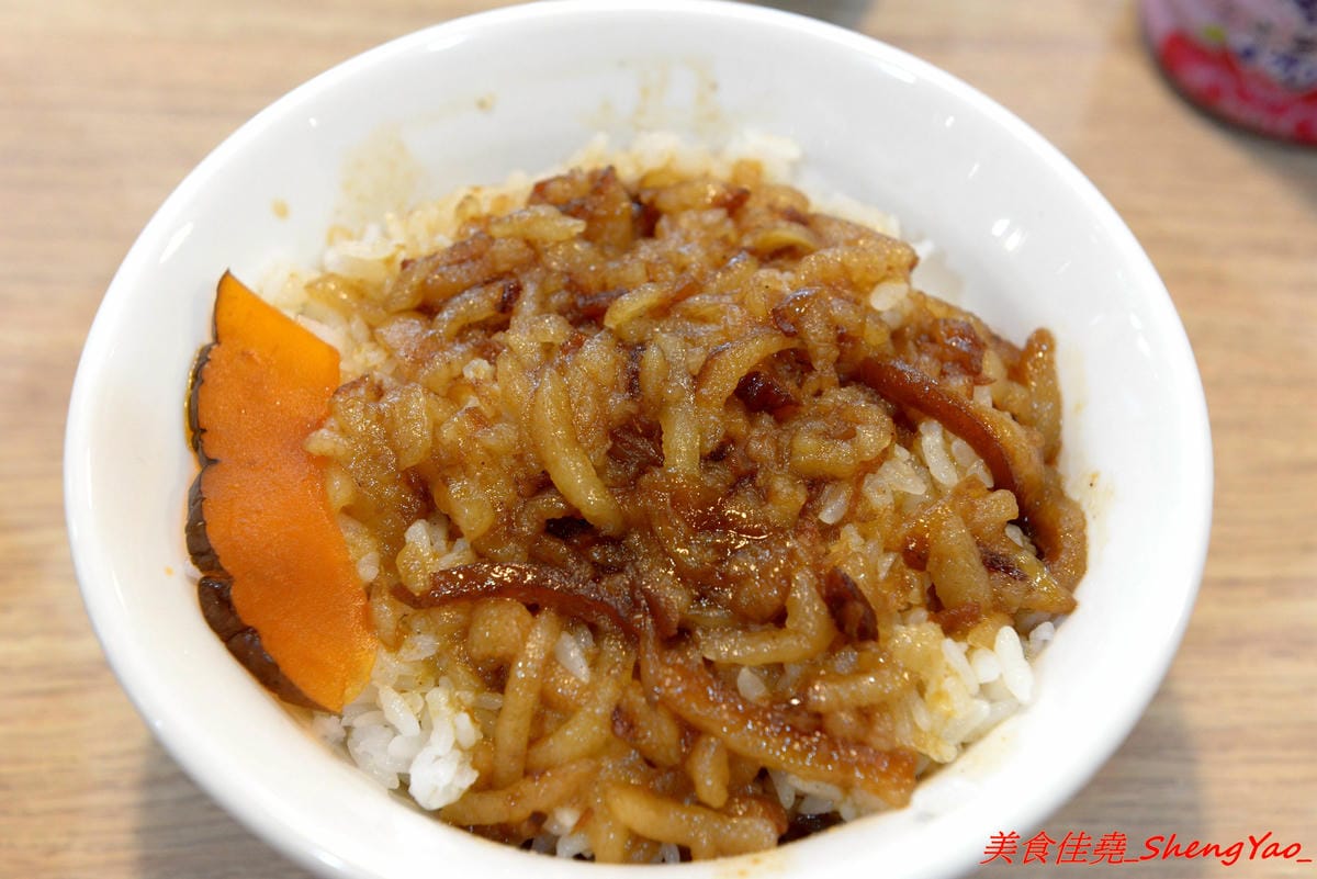 [台中西屯]鬍鬚張魯肉飯 台中J-MALL店 – 賣了將近一甲子的鬍鬚張來台中展店了,用餐環境舒適、服務生親切有禮,招牌魯肉飯還不錯吃,整體價位真的不便宜,目前慶開幕4/25-5/9有特價,想吃的朋友要