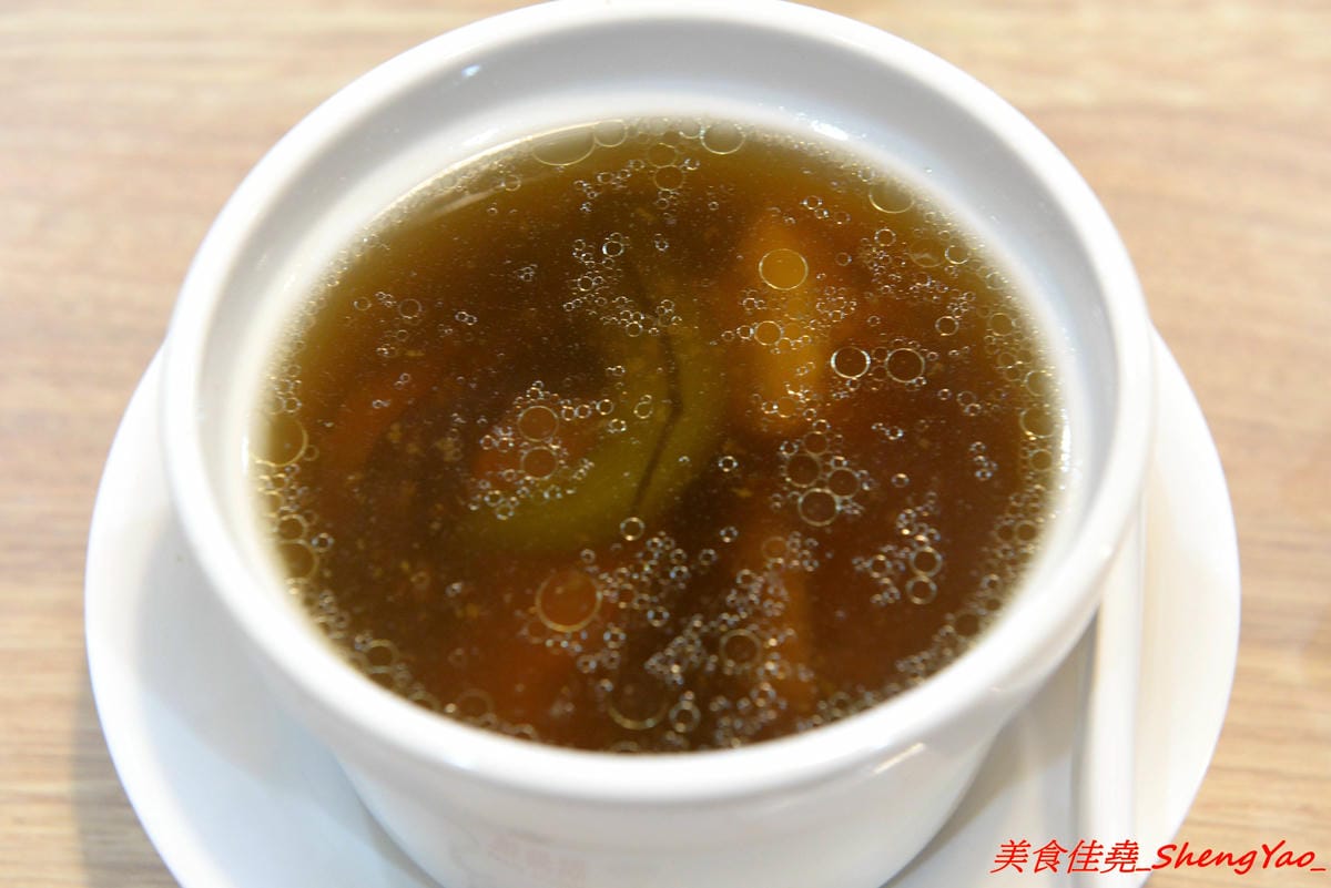 [台中西屯]鬍鬚張魯肉飯 台中J-MALL店 – 賣了將近一甲子的鬍鬚張來台中展店了,用餐環境舒適、服務生親切有禮,招牌魯肉飯還不錯吃,整體價位真的不便宜,目前慶開幕4/25-5/9有特價,想吃的朋友要
