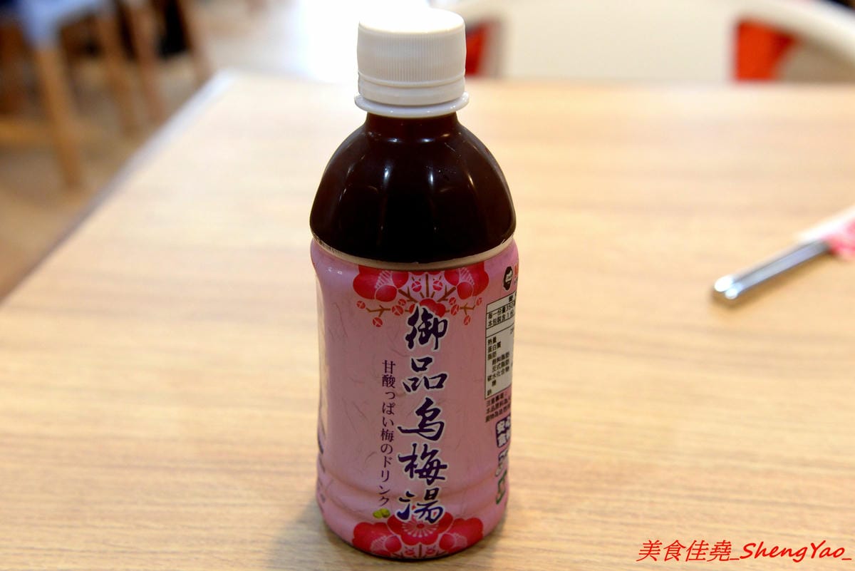 [台中西屯]鬍鬚張魯肉飯 台中J-MALL店 – 賣了將近一甲子的鬍鬚張來台中展店了,用餐環境舒適、服務生親切有禮,招牌魯肉飯還不錯吃,整體價位真的不便宜,目前慶開幕4/25-5/9有特價,想吃的朋友要