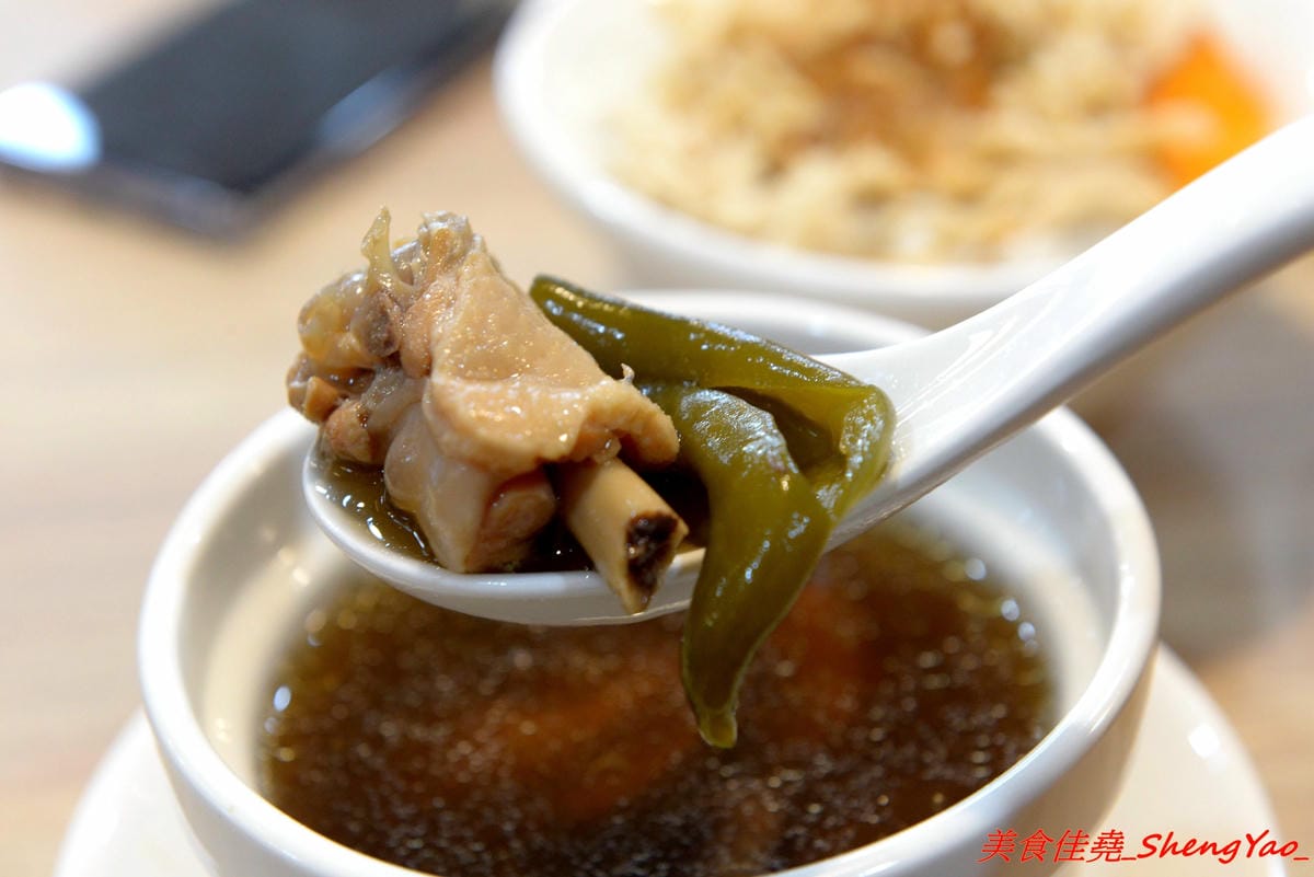 [台中西屯]鬍鬚張魯肉飯 台中J-MALL店 – 賣了將近一甲子的鬍鬚張來台中展店了,用餐環境舒適、服務生親切有禮,招牌魯肉飯還不錯吃,整體價位真的不便宜,目前慶開幕4/25-5/9有特價,想吃的朋友要