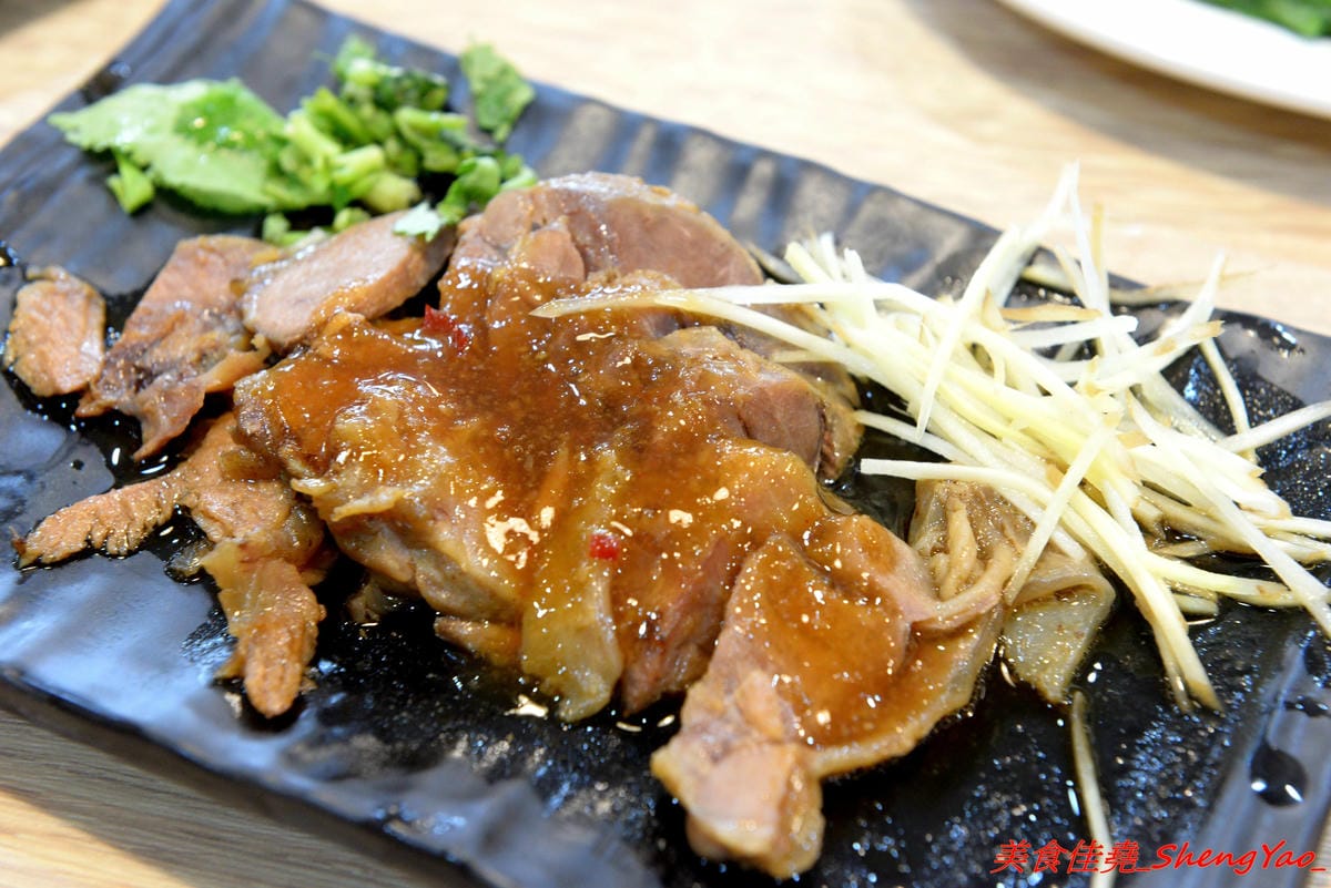 [台中西屯]鬍鬚張魯肉飯 台中J-MALL店 – 賣了將近一甲子的鬍鬚張來台中展店了,用餐環境舒適、服務生親切有禮,招牌魯肉飯還不錯吃,整體價位真的不便宜,目前慶開幕4/25-5/9有特價,想吃的朋友要
