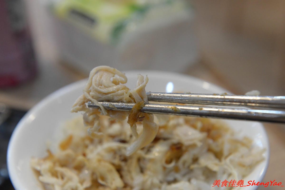 [台中西屯]鬍鬚張魯肉飯 台中J-MALL店 – 賣了將近一甲子的鬍鬚張來台中展店了,用餐環境舒適、服務生親切有禮,招牌魯肉飯還不錯吃,整體價位真的不便宜,目前慶開幕4/25-5/9有特價,想吃的朋友要