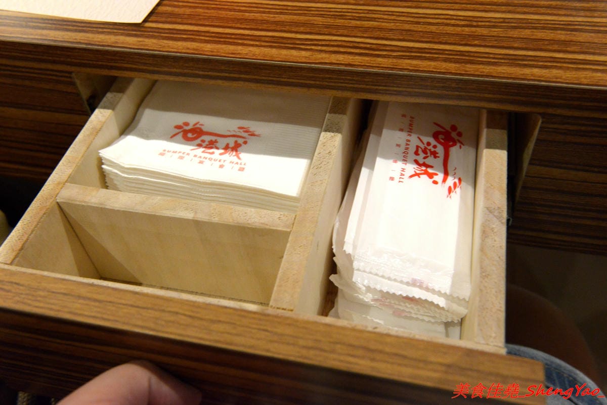 [台中沙鹿]上和水產 – 梧棲海港城新品牌餐廳,結合海鮮超市與日式料理餐廳,店家裝潢氣派,平板觸控點餐,餐點食材新鮮,價位中上,宇良食和成都川菜館的對面。