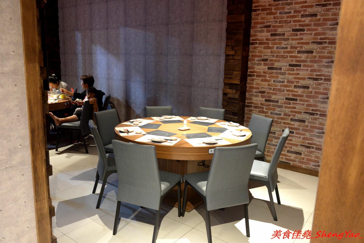[台中沙鹿]上和水產 – 梧棲海港城新品牌餐廳,結合海鮮超市與日式料理餐廳,店家裝潢氣派,平板觸控點餐,餐點食材新鮮,價位中上,宇良食和成都川菜館的對面。