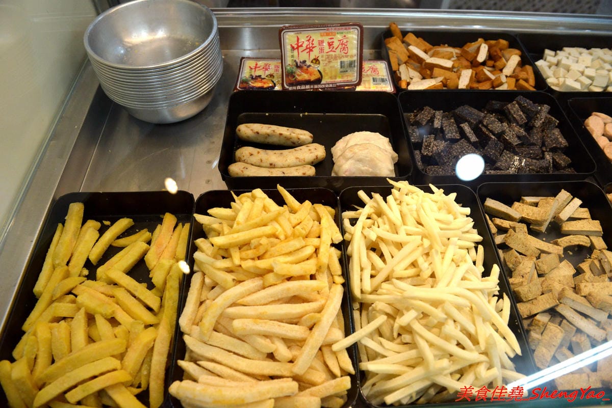 [台中沙鹿]饗炸 炸物食堂 – 營業到凌晨一點半的炸物專賣店,平價價位,炸物有經過脫油,還不錯吃,特色是可以加醬,醬汁口味獨特,建議必加,大推黃金炸豆腐和高麗菜,配飯配酒超搭。(已歇業)