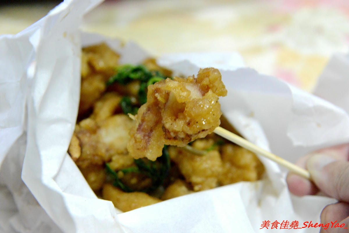 [台中沙鹿]饗炸 炸物食堂 – 營業到凌晨一點半的炸物專賣店,平價價位,炸物有經過脫油,還不錯吃,特色是可以加醬,醬汁口味獨特,建議必加,大推黃金炸豆腐和高麗菜,配飯配酒超搭。(已歇業)