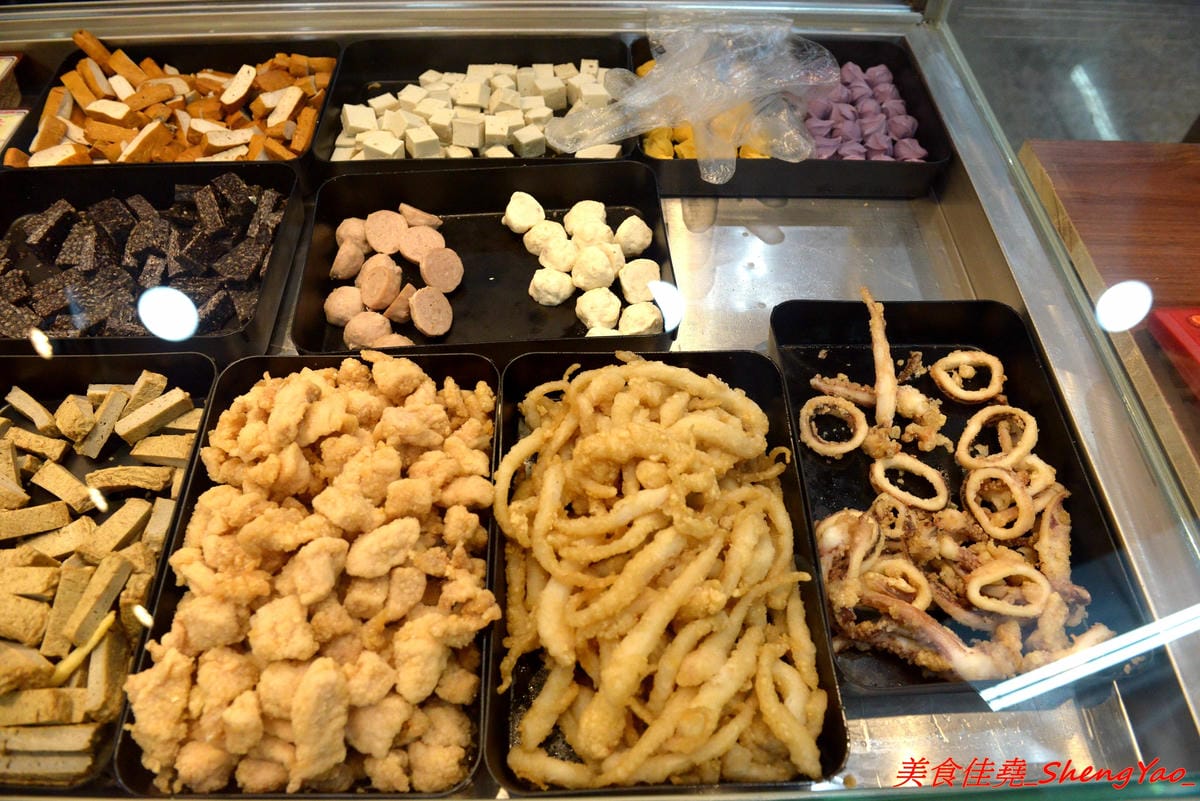 [台中沙鹿]饗炸 炸物食堂 – 營業到凌晨一點半的炸物專賣店,平價價位,炸物有經過脫油,還不錯吃,特色是可以加醬,醬汁口味獨特,建議必加,大推黃金炸豆腐和高麗菜,配飯配酒超搭。(已歇業)