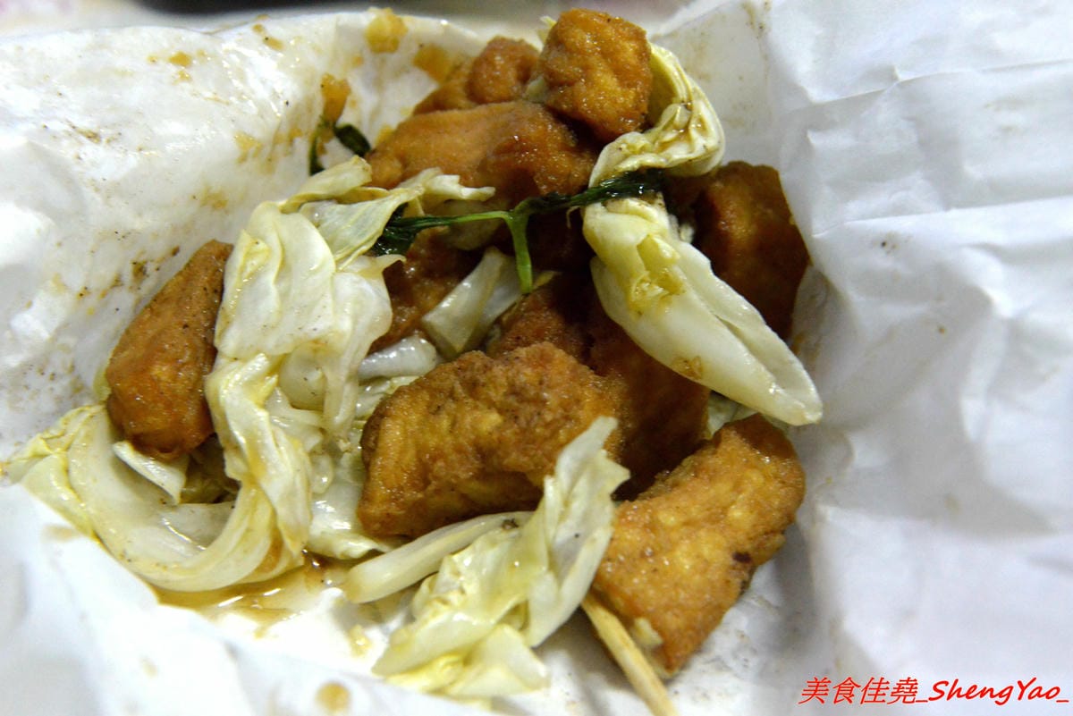 [台中沙鹿]饗炸 炸物食堂 – 營業到凌晨一點半的炸物專賣店,平價價位,炸物有經過脫油,還不錯吃,特色是可以加醬,醬汁口味獨特,建議必加,大推黃金炸豆腐和高麗菜,配飯配酒超搭。(已歇業)