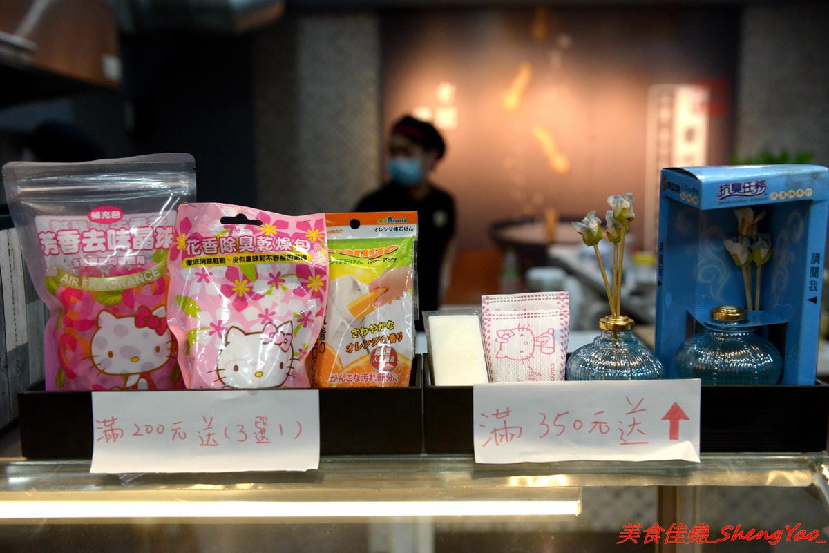 [台中沙鹿]饗炸 炸物食堂 – 營業到凌晨一點半的炸物專賣店,平價價位,炸物有經過脫油,還不錯吃,特色是可以加醬,醬汁口味獨特,建議必加,大推黃金炸豆腐和高麗菜,配飯配酒超搭。(已歇業)