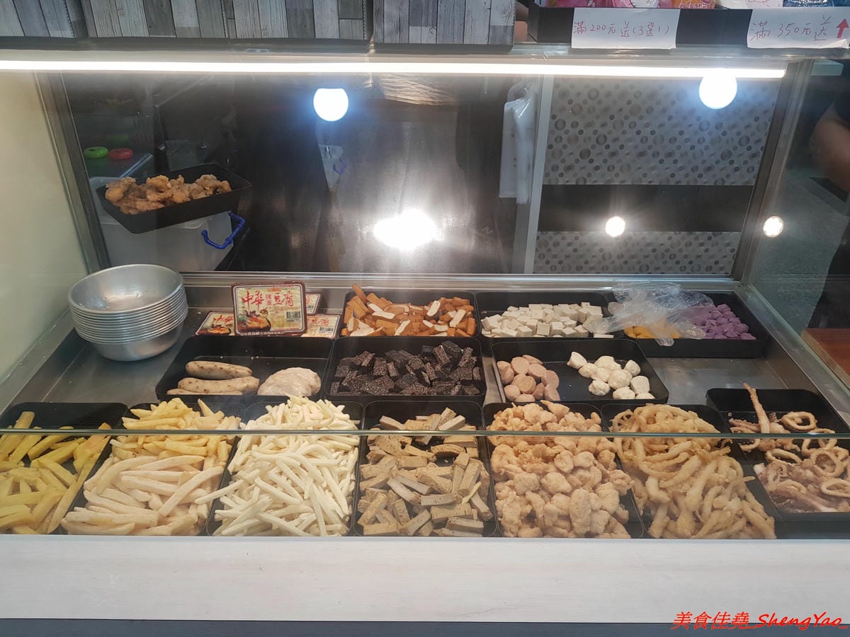 [台中沙鹿]饗炸 炸物食堂 – 營業到凌晨一點半的炸物專賣店,平價價位,炸物有經過脫油,還不錯吃,特色是可以加醬,醬汁口味獨特,建議必加,大推黃金炸豆腐和高麗菜,配飯配酒超搭。(已歇業)