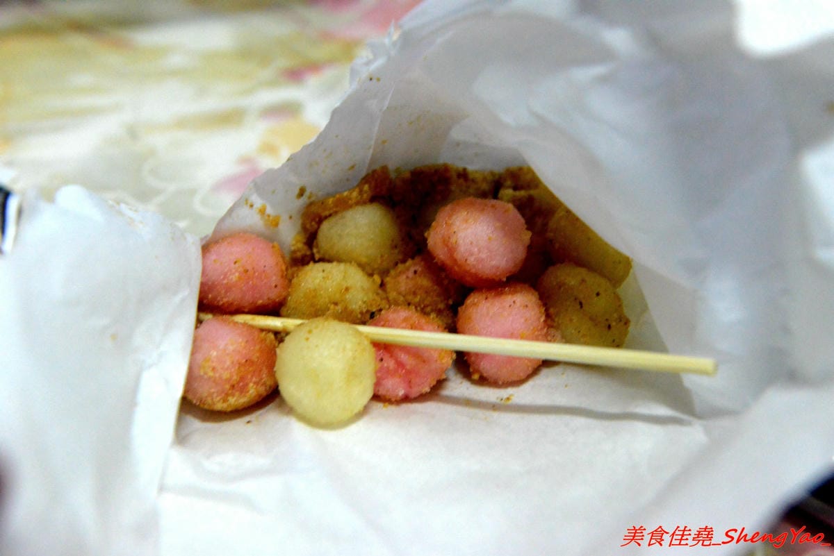 [台中沙鹿]饗炸 炸物食堂 – 營業到凌晨一點半的炸物專賣店,平價價位,炸物有經過脫油,還不錯吃,特色是可以加醬,醬汁口味獨特,建議必加,大推黃金炸豆腐和高麗菜,配飯配酒超搭。(已歇業)