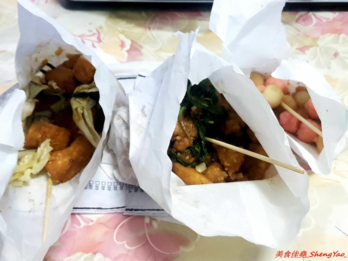 [台中沙鹿]饗炸 炸物食堂 – 營業到凌晨一點半的炸物專賣店,平價價位,炸物有經過脫油,還不錯吃,特色是可以加醬,醬汁口味獨特,建議必加,大推黃金炸豆腐和高麗菜,配飯配酒超搭。(已歇業)