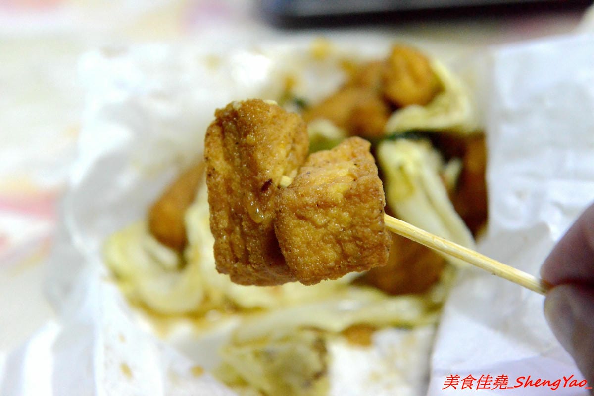 [台中沙鹿]饗炸 炸物食堂 – 營業到凌晨一點半的炸物專賣店,平價價位,炸物有經過脫油,還不錯吃,特色是可以加醬,醬汁口味獨特,建議必加,大推黃金炸豆腐和高麗菜,配飯配酒超搭。(已歇業)