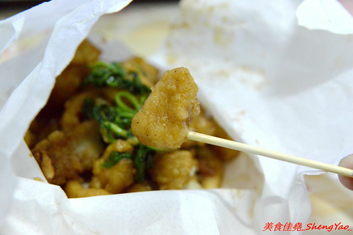 [台中沙鹿]饗炸 炸物食堂 – 營業到凌晨一點半的炸物專賣店,平價價位,炸物有經過脫油,還不錯吃,特色是可以加醬,醬汁口味獨特,建議必加,大推黃金炸豆腐和高麗菜,配飯配酒超搭。(已歇業)