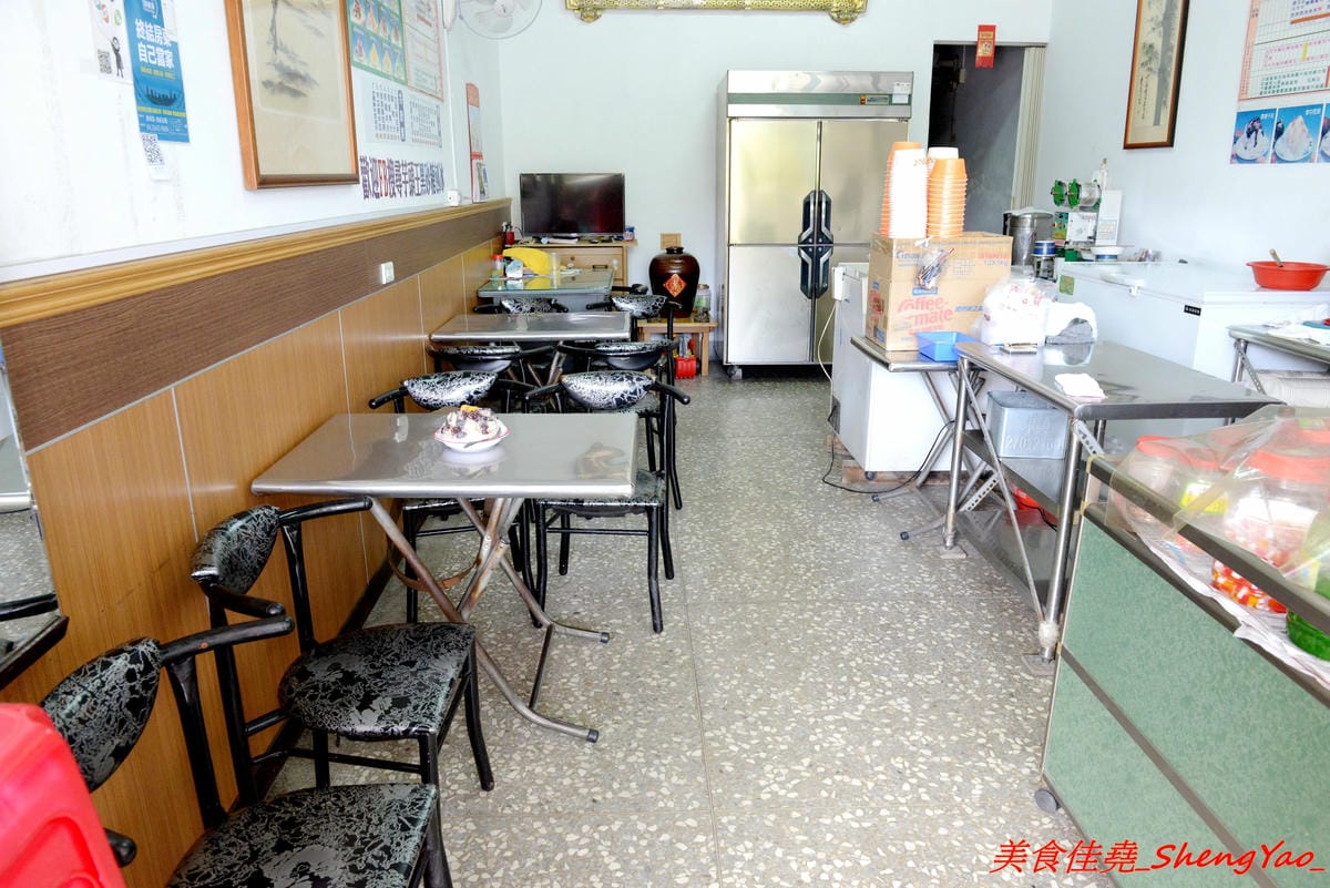 [台中梧棲]文華街芋頭王芋圓黑砂糖刨冰 – 梧棲將近20年歷史的老牌冰店,主打自製黑砂糖糖水和芋頭芋圓配料,糖水香甜夠味,芋頭口感綿密厚實,冰品便宜大盤,中港國高中學生的最愛。(店家邀約)