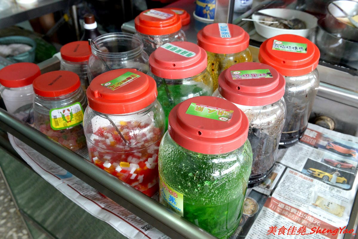 [台中梧棲]文華街芋頭王芋圓黑砂糖刨冰 – 梧棲將近20年歷史的老牌冰店,主打自製黑砂糖糖水和芋頭芋圓配料,糖水香甜夠味,芋頭口感綿密厚實,冰品便宜大盤,中港國高中學生的最愛。(店家邀約)