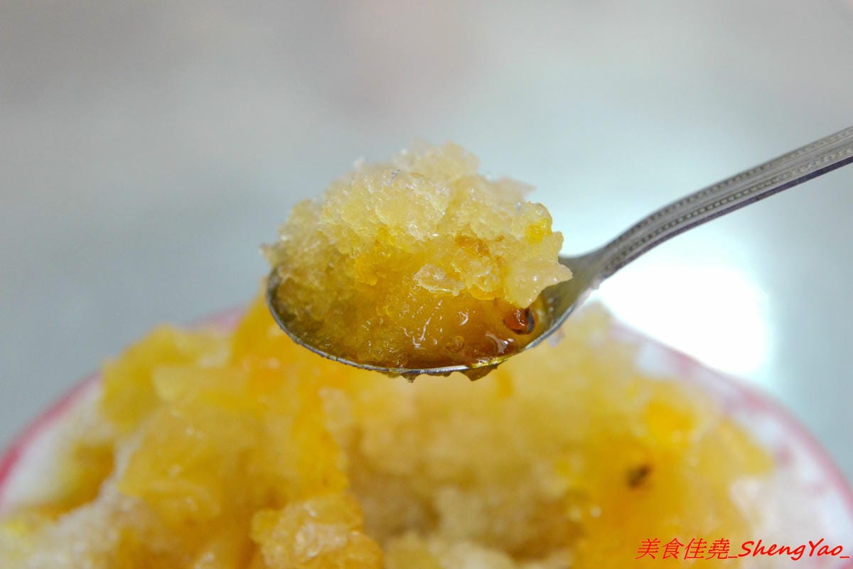 [台中梧棲]文華街芋頭王芋圓黑砂糖刨冰 – 梧棲將近20年歷史的老牌冰店,主打自製黑砂糖糖水和芋頭芋圓配料,糖水香甜夠味,芋頭口感綿密厚實,冰品便宜大盤,中港國高中學生的最愛。(店家邀約)
