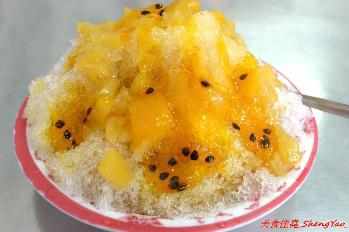 [台中梧棲]文華街芋頭王芋圓黑砂糖刨冰 – 梧棲將近20年歷史的老牌冰店,主打自製黑砂糖糖水和芋頭芋圓配料,糖水香甜夠味,芋頭口感綿密厚實,冰品便宜大盤,中港國高中學生的最愛。(店家邀約)