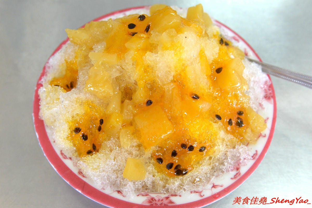 [台中梧棲]文華街芋頭王芋圓黑砂糖刨冰 – 梧棲將近20年歷史的老牌冰店,主打自製黑砂糖糖水和芋頭芋圓配料,糖水香甜夠味,芋頭口感綿密厚實,冰品便宜大盤,中港國高中學生的最愛。(店家邀約)