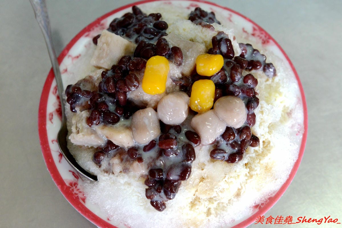 [台中梧棲]文華街芋頭王芋圓黑砂糖刨冰 – 梧棲將近20年歷史的老牌冰店,主打自製黑砂糖糖水和芋頭芋圓配料,糖水香甜夠味,芋頭口感綿密厚實,冰品便宜大盤,中港國高中學生的最愛。(店家邀約)
