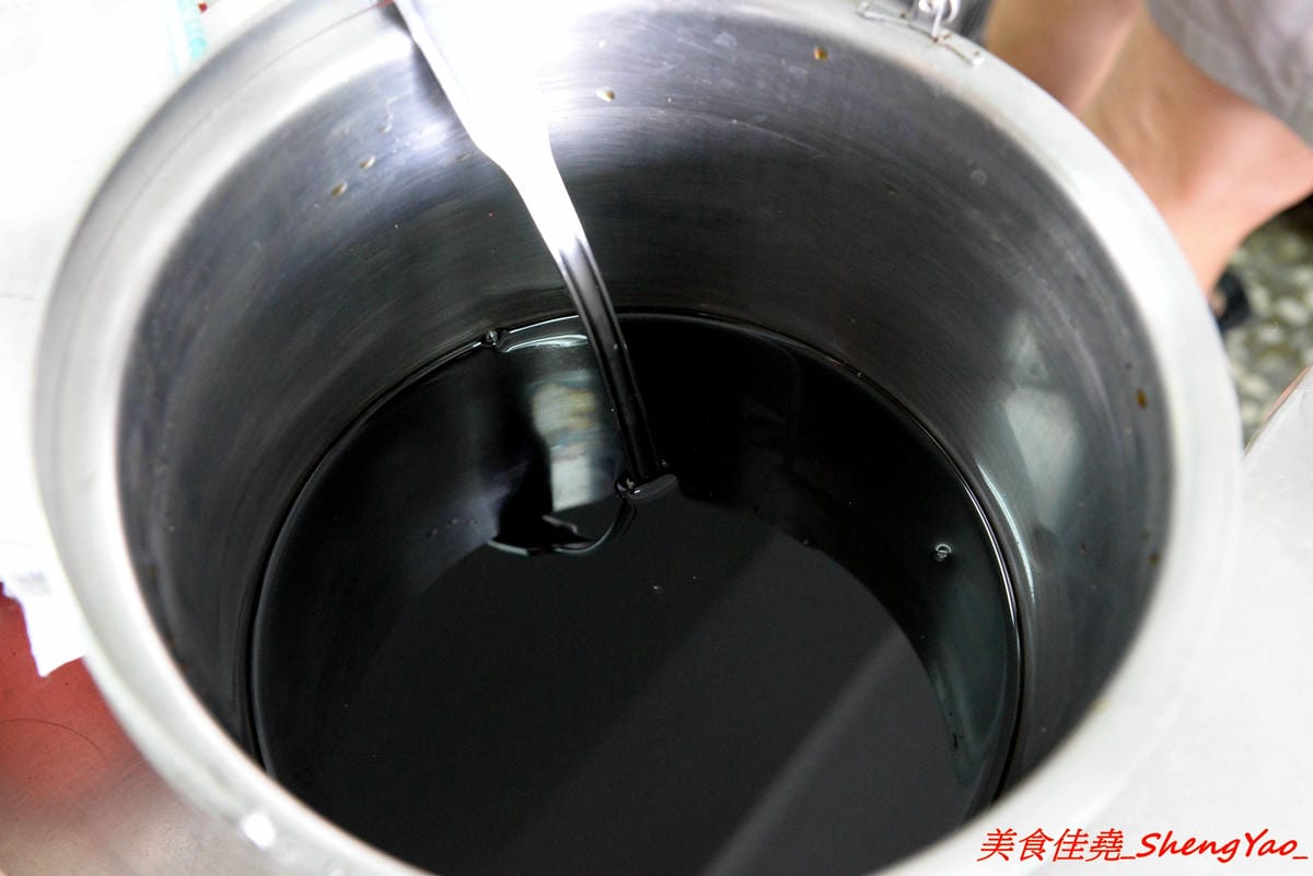 [台中梧棲]文華街芋頭王芋圓黑砂糖刨冰 – 梧棲將近20年歷史的老牌冰店,主打自製黑砂糖糖水和芋頭芋圓配料,糖水香甜夠味,芋頭口感綿密厚實,冰品便宜大盤,中港國高中學生的最愛。(店家邀約)